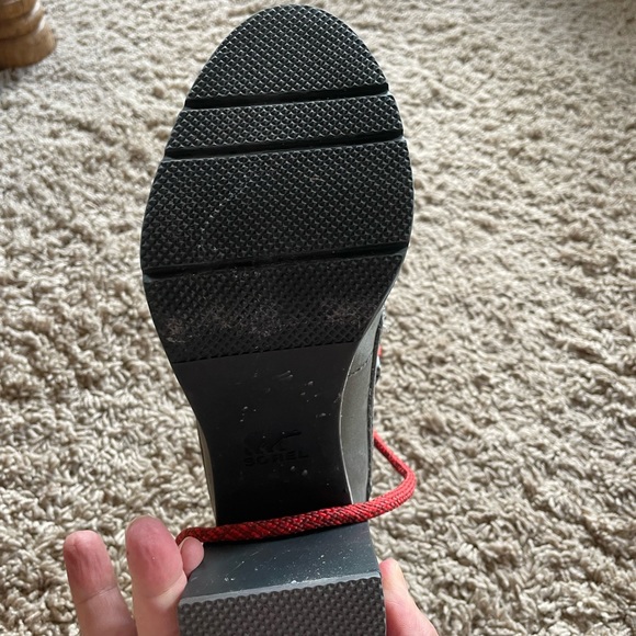 Women’s size 6 Sorel snow boots. Near new. Worn 3 times. - Picture 3 of 7